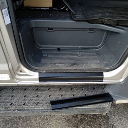 Накладки для а/м Газон Некст на пороги (черные)